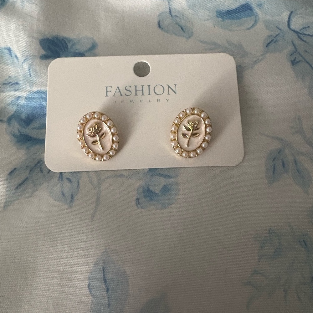 Vintage Elegant Gold and White Rose Earrings - Picture 3 of 5